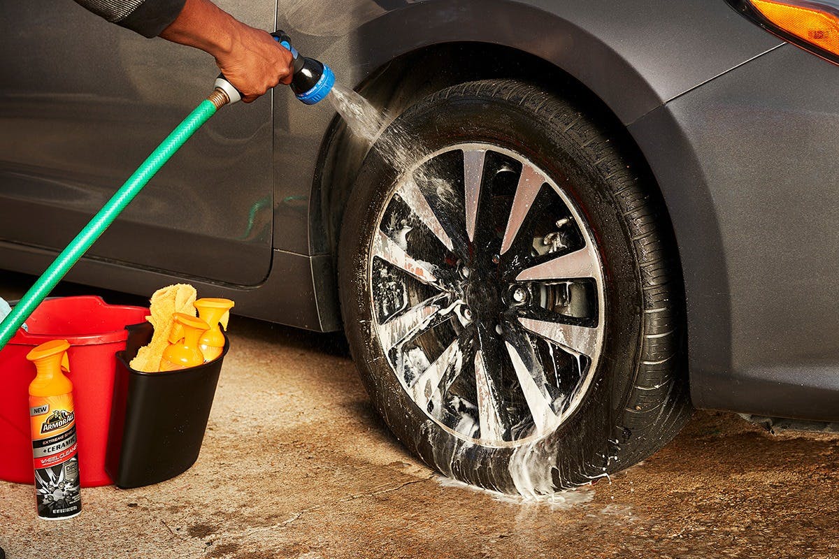 Limpiar neumáticos y ruedas de automóviles