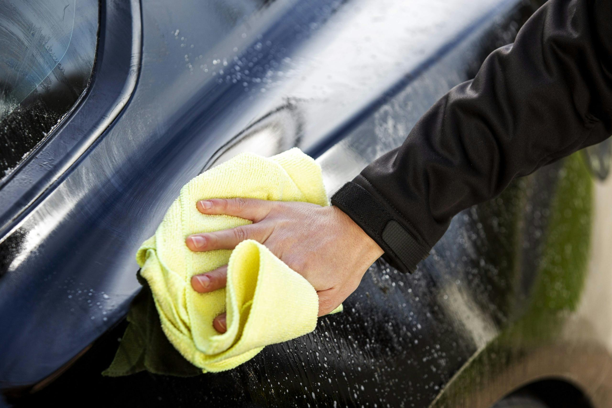 Segui i nostri consigli e suggerimenti su come pulire i vetri delle auto.